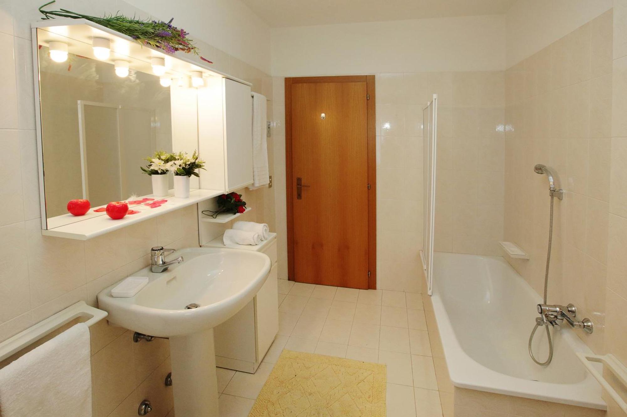 Appartamento Emma - Happy Rentals Riva del Garda Luaran gambar
